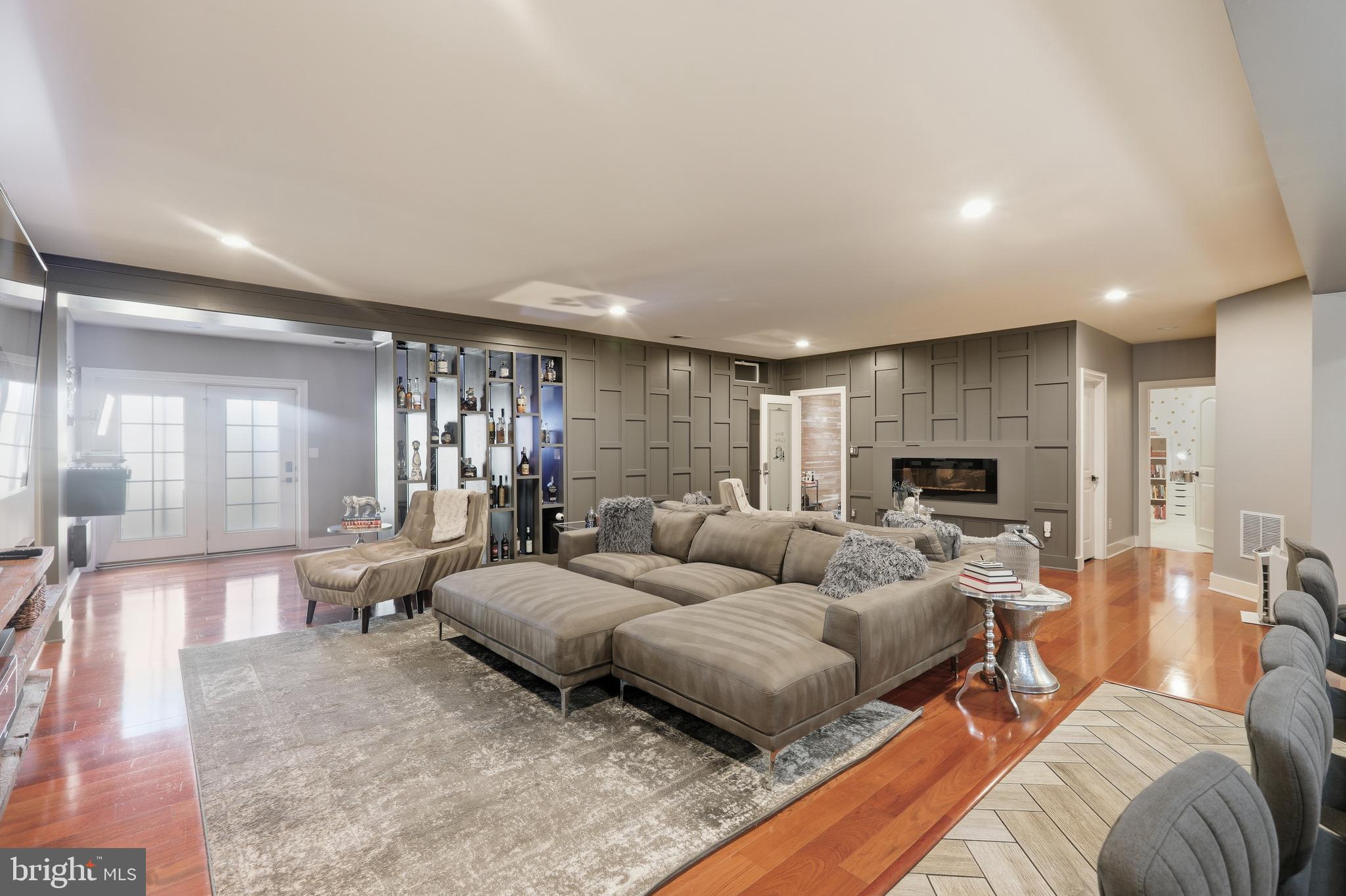 VIRGINIA MANOR - Residential