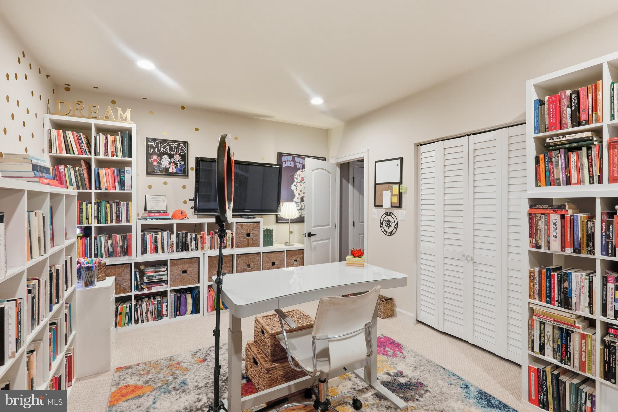 VIRGINIA MANOR - Residential