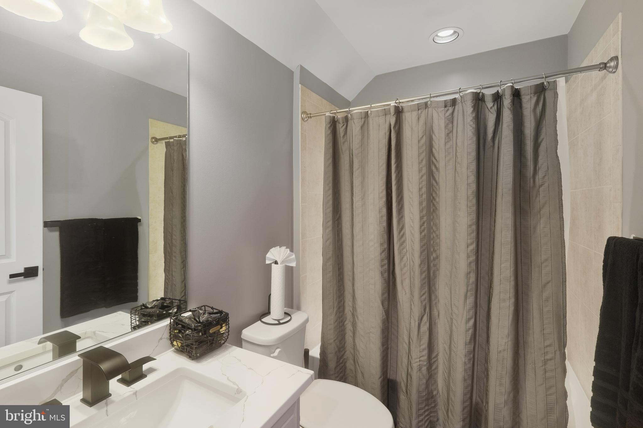 VIRGINIA MANOR - Residential