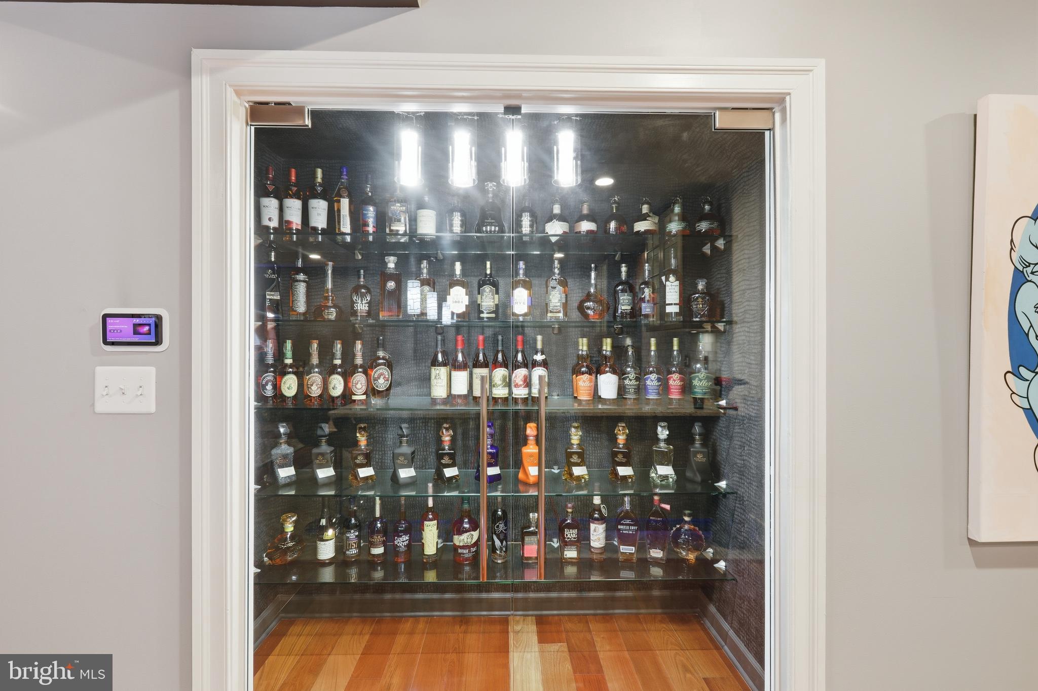 VIRGINIA MANOR - Residential