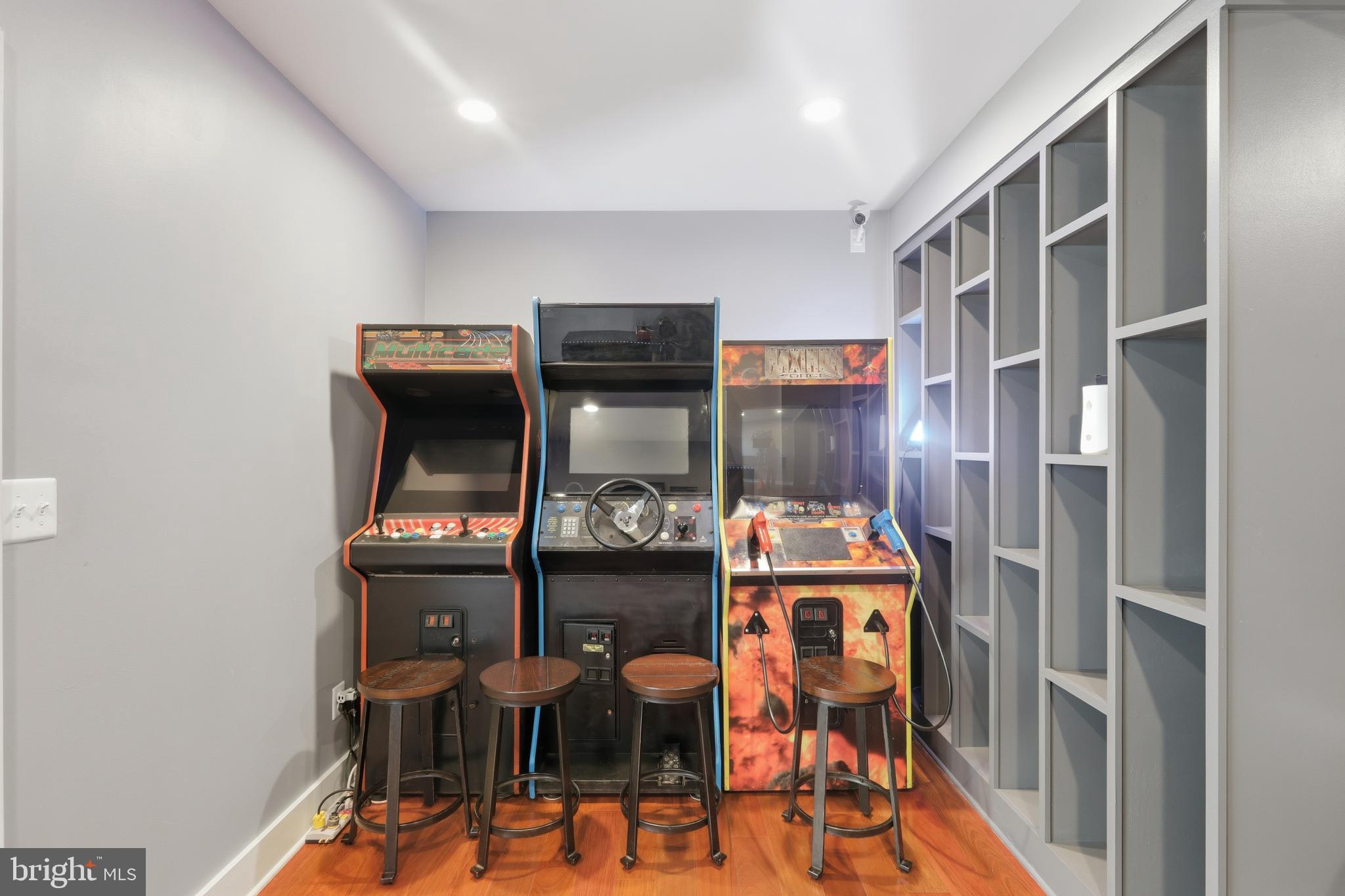 VIRGINIA MANOR - Residential