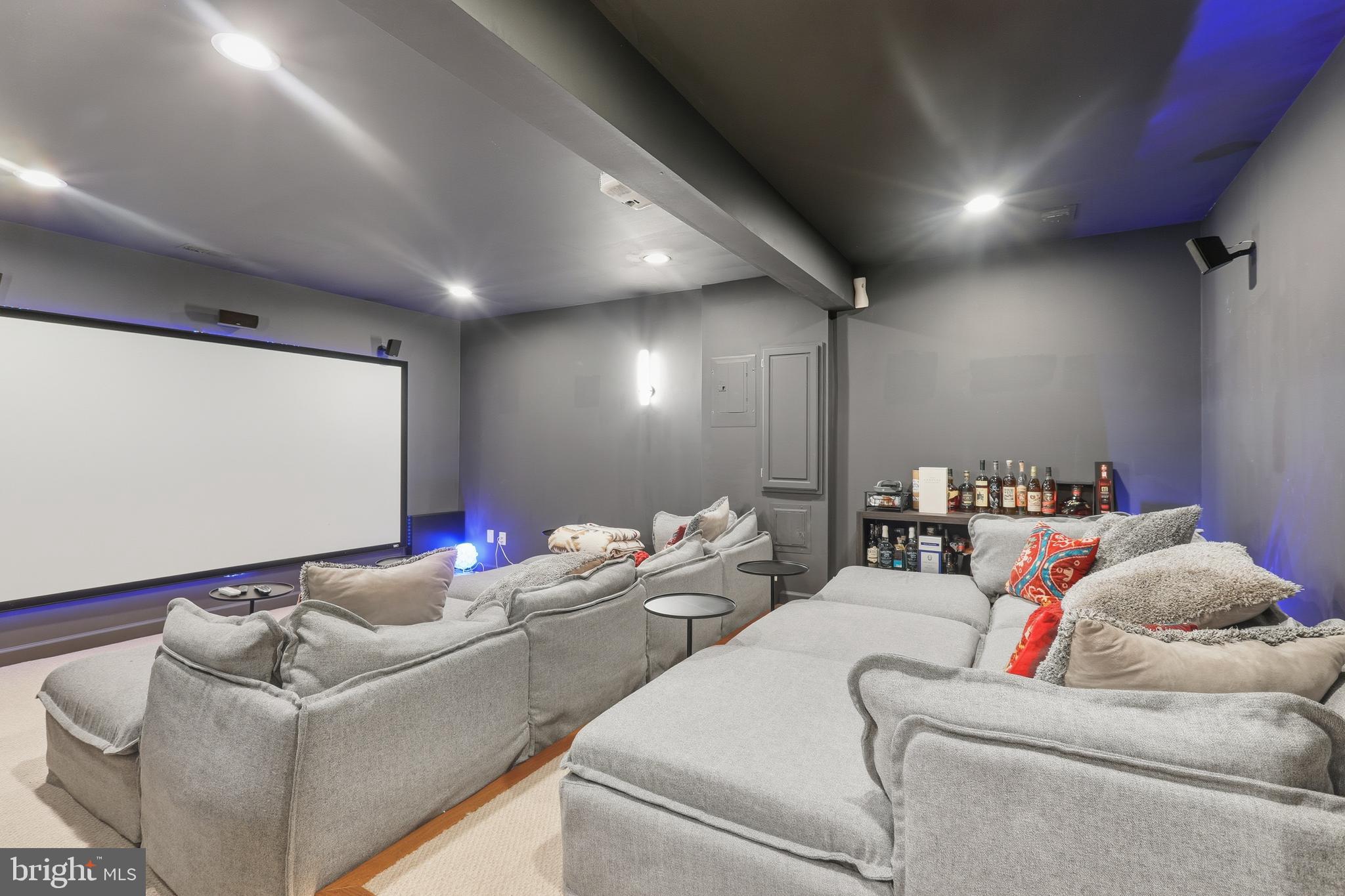 VIRGINIA MANOR - Residential