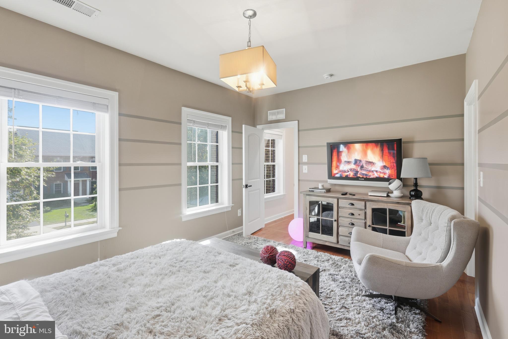 VIRGINIA MANOR - Residential