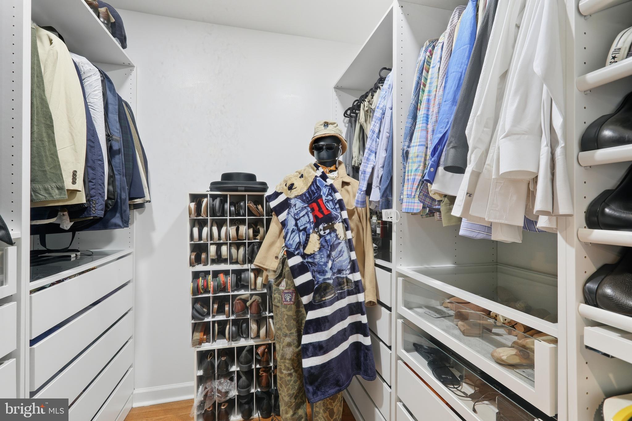 VIRGINIA MANOR - Residential