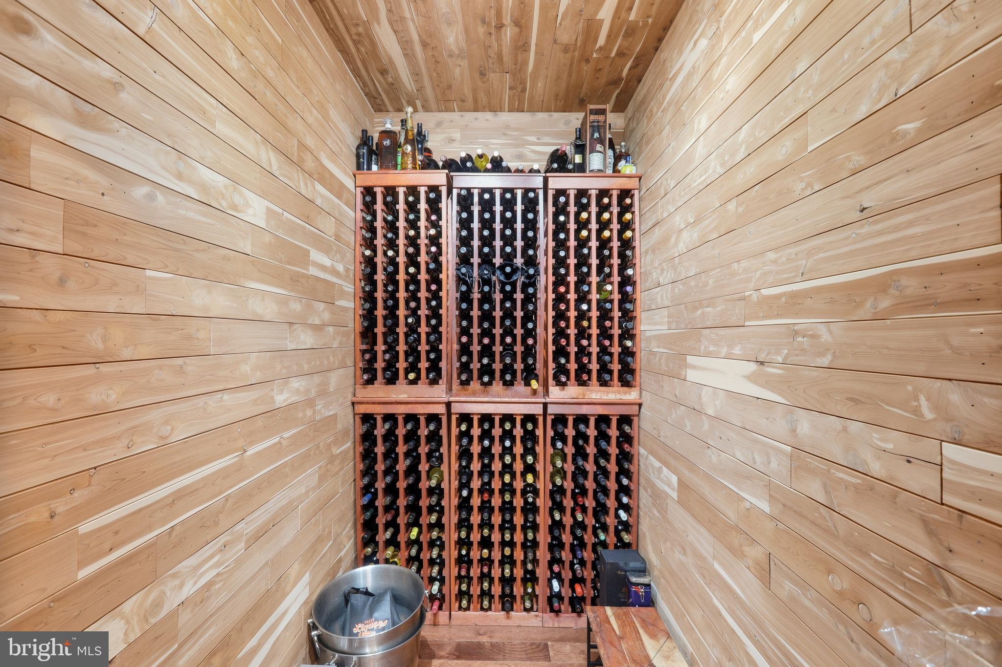 VIRGINIA MANOR - Residential