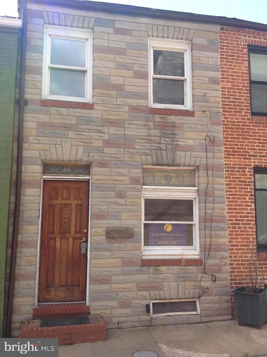 Good location on Castle Street. Just a few blocks from the water. In need of rehab, bring your ideas.