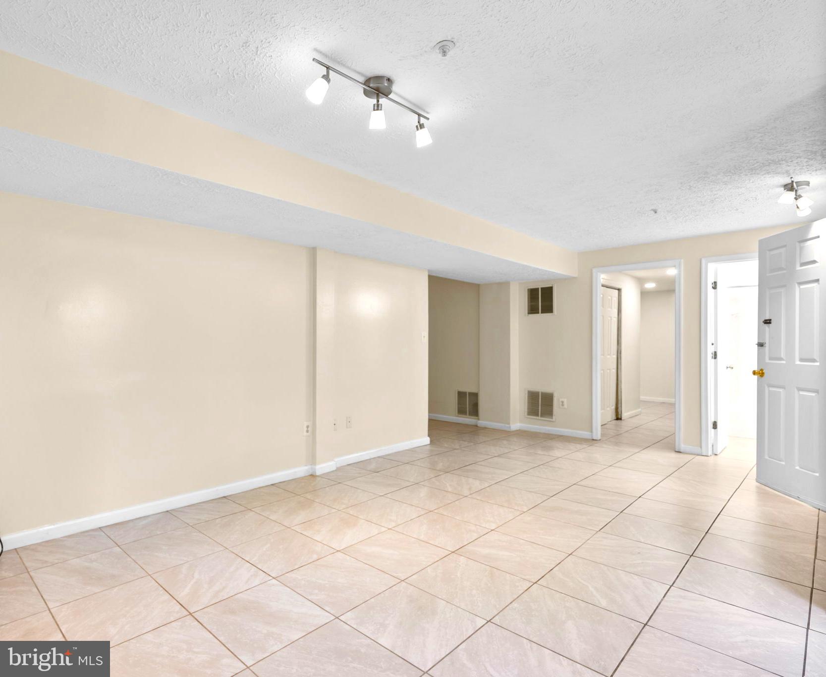 HOLLY HILL FARM - Residential Lease