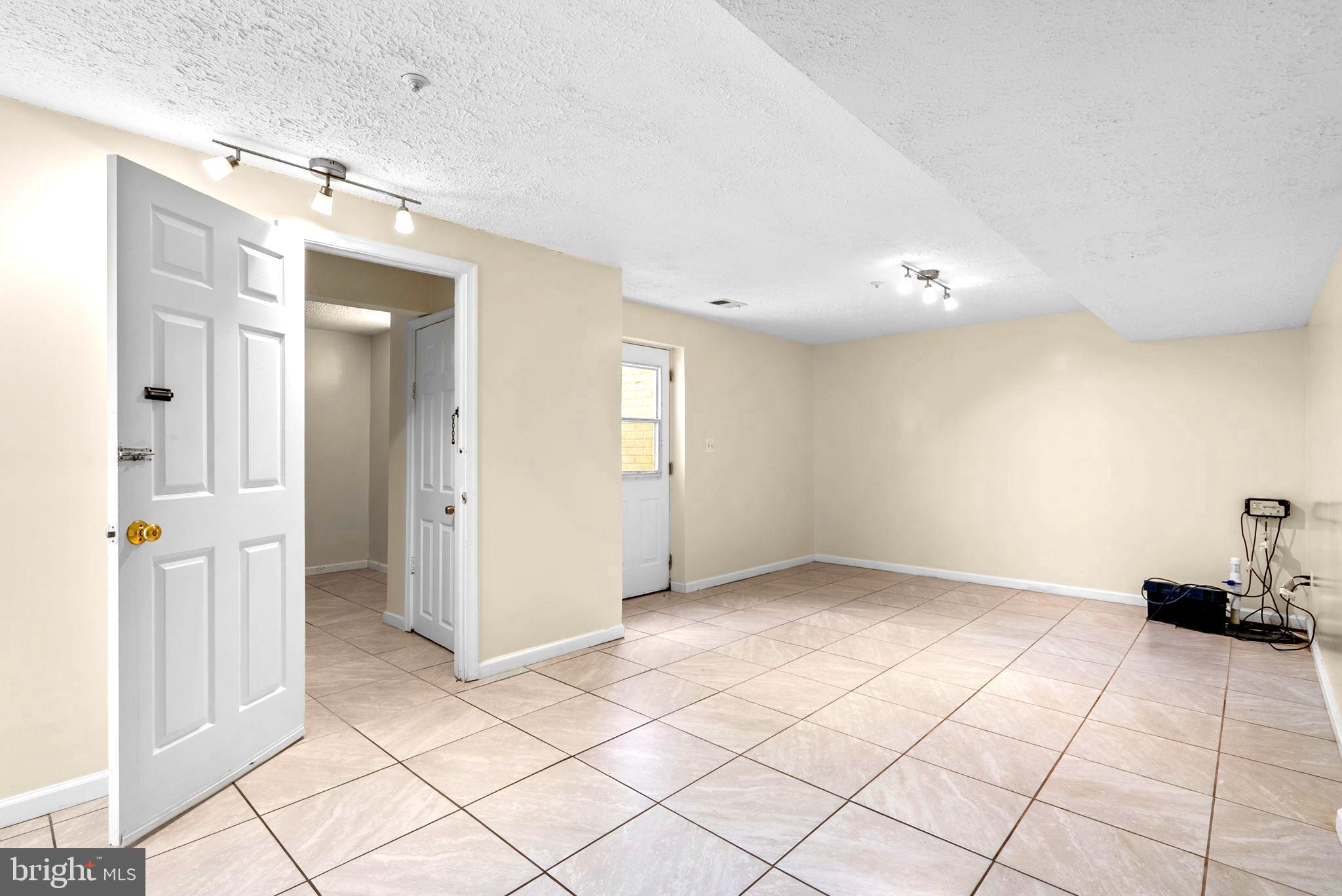 HOLLY HILL FARM - Residential Lease