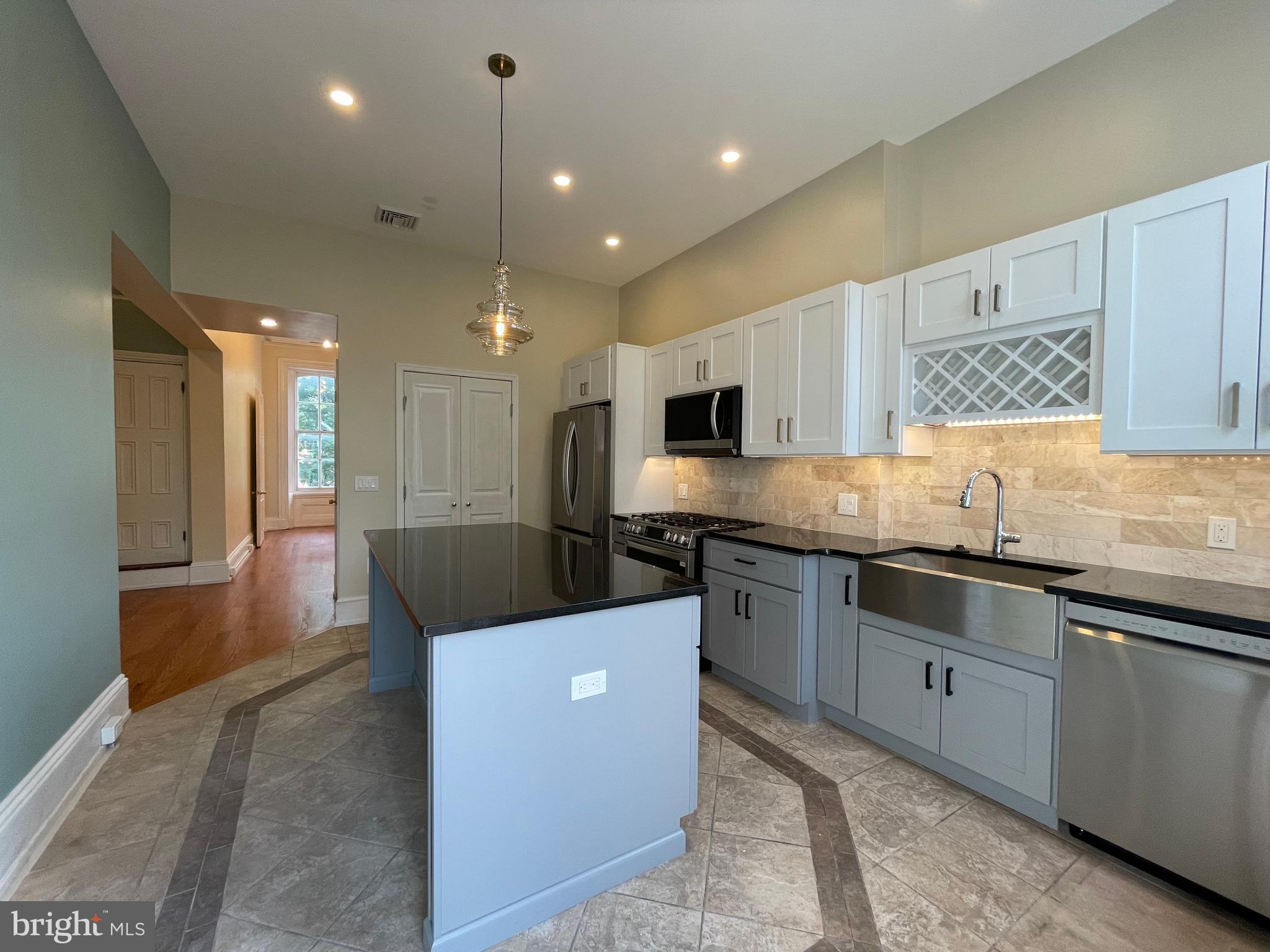 QUEEN VILLAGE - Commercial Sale