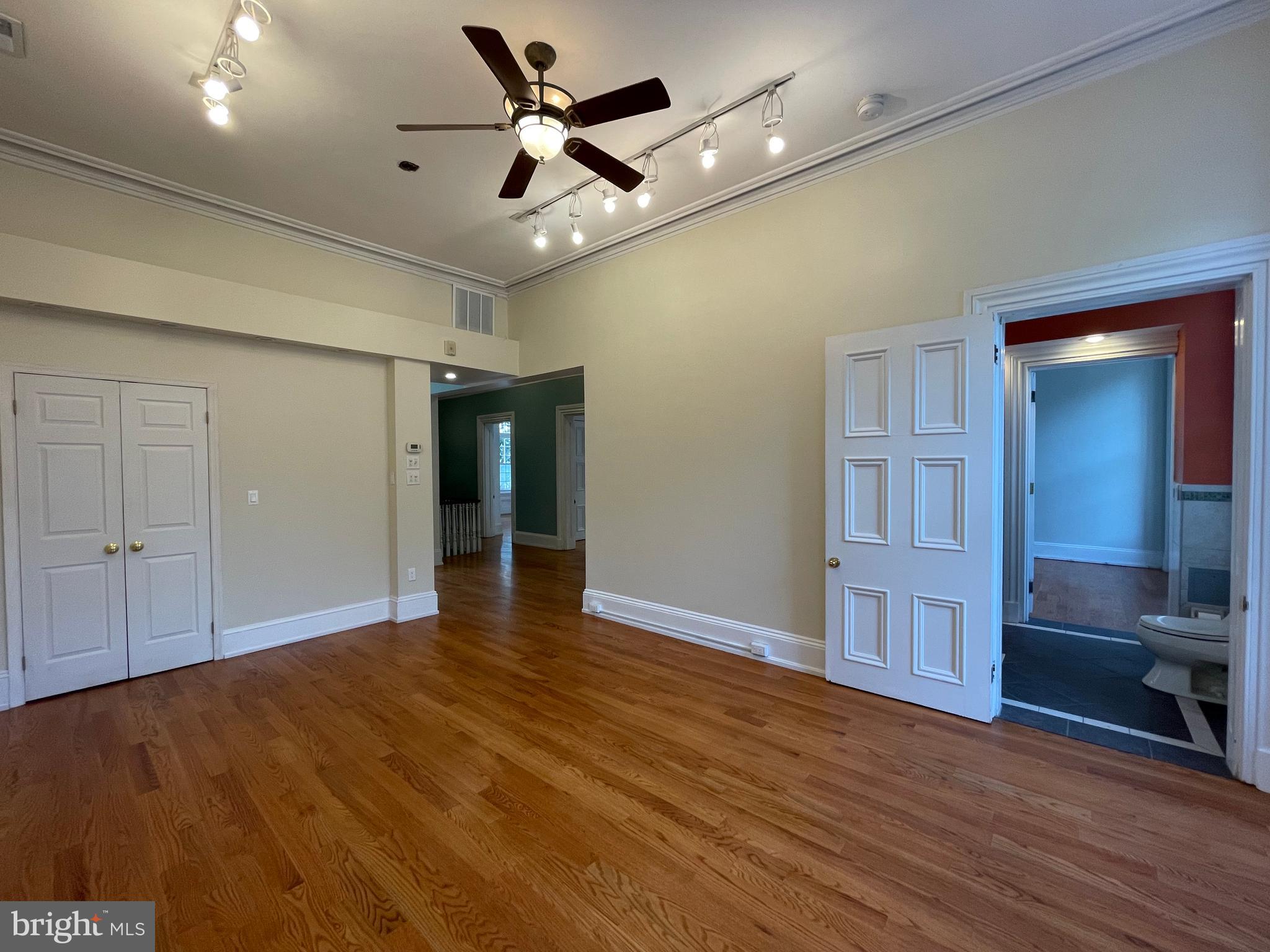 QUEEN VILLAGE - Commercial Sale