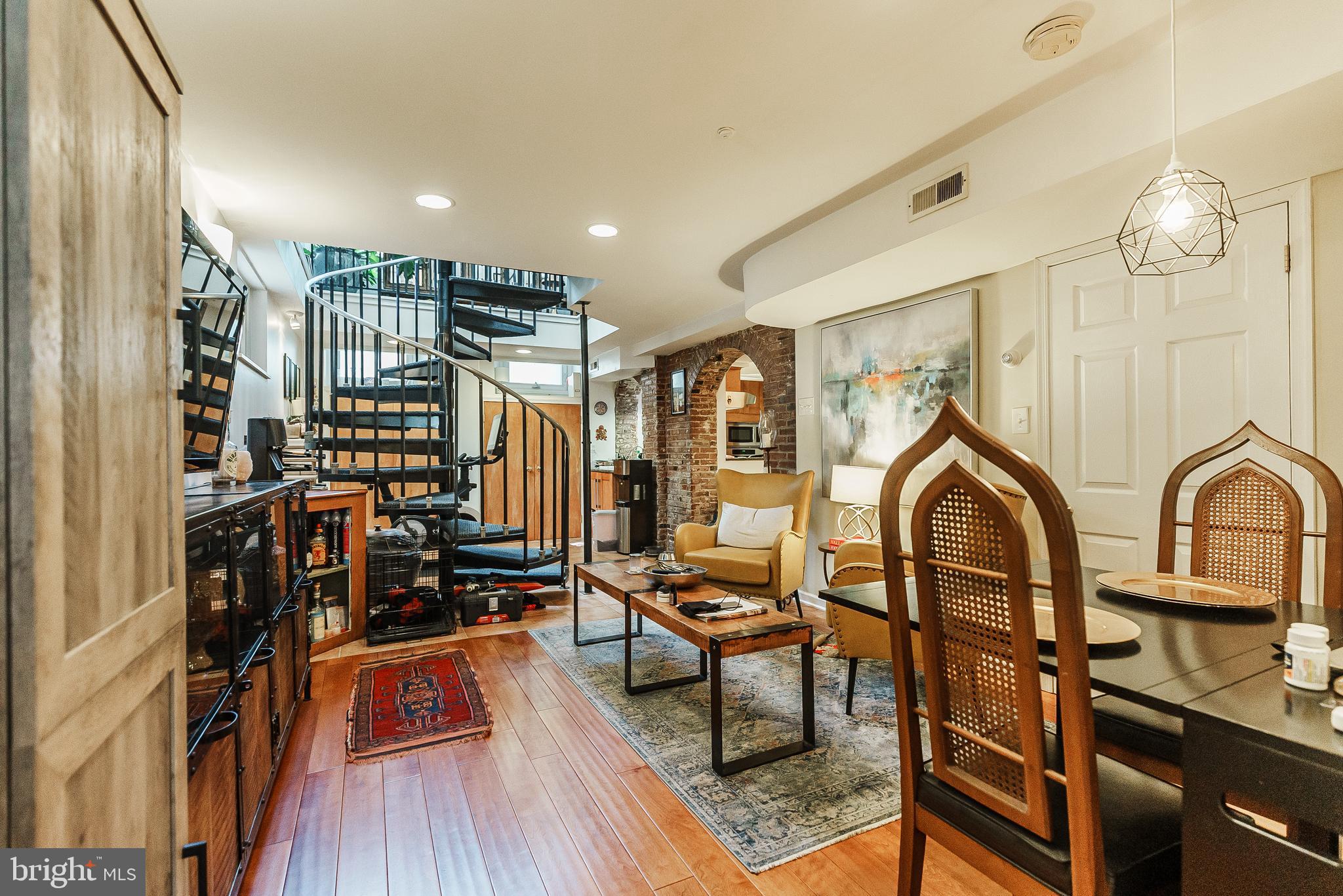 QUEEN VILLAGE - Commercial Sale