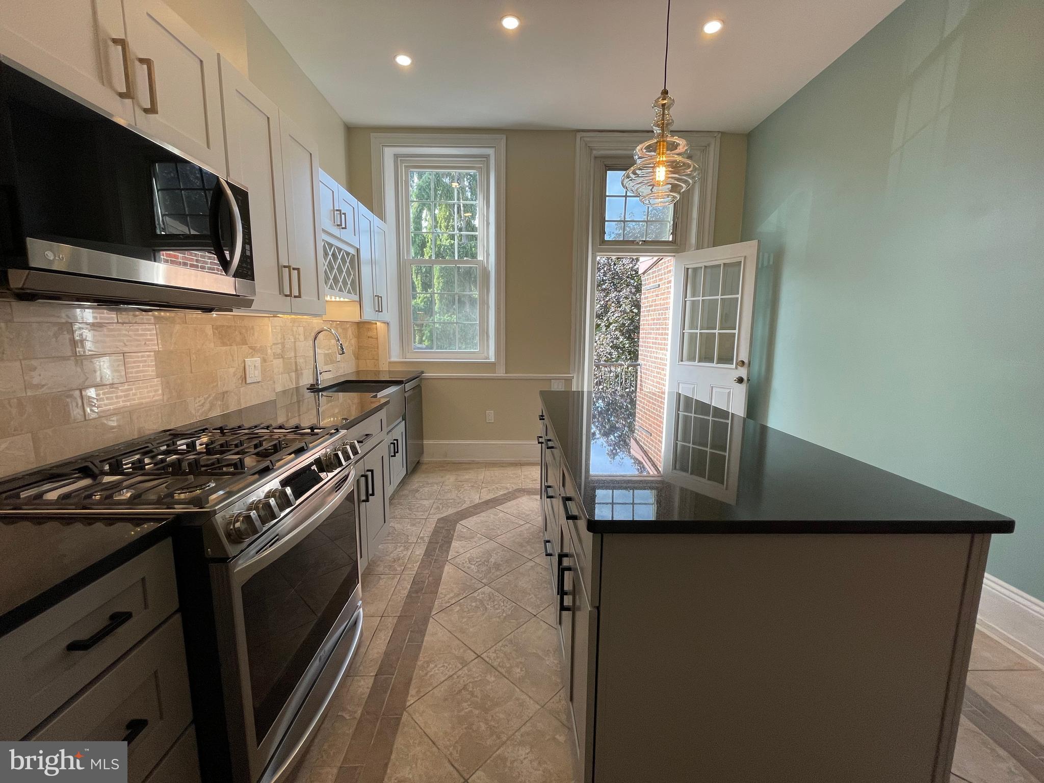 QUEEN VILLAGE - Commercial Sale