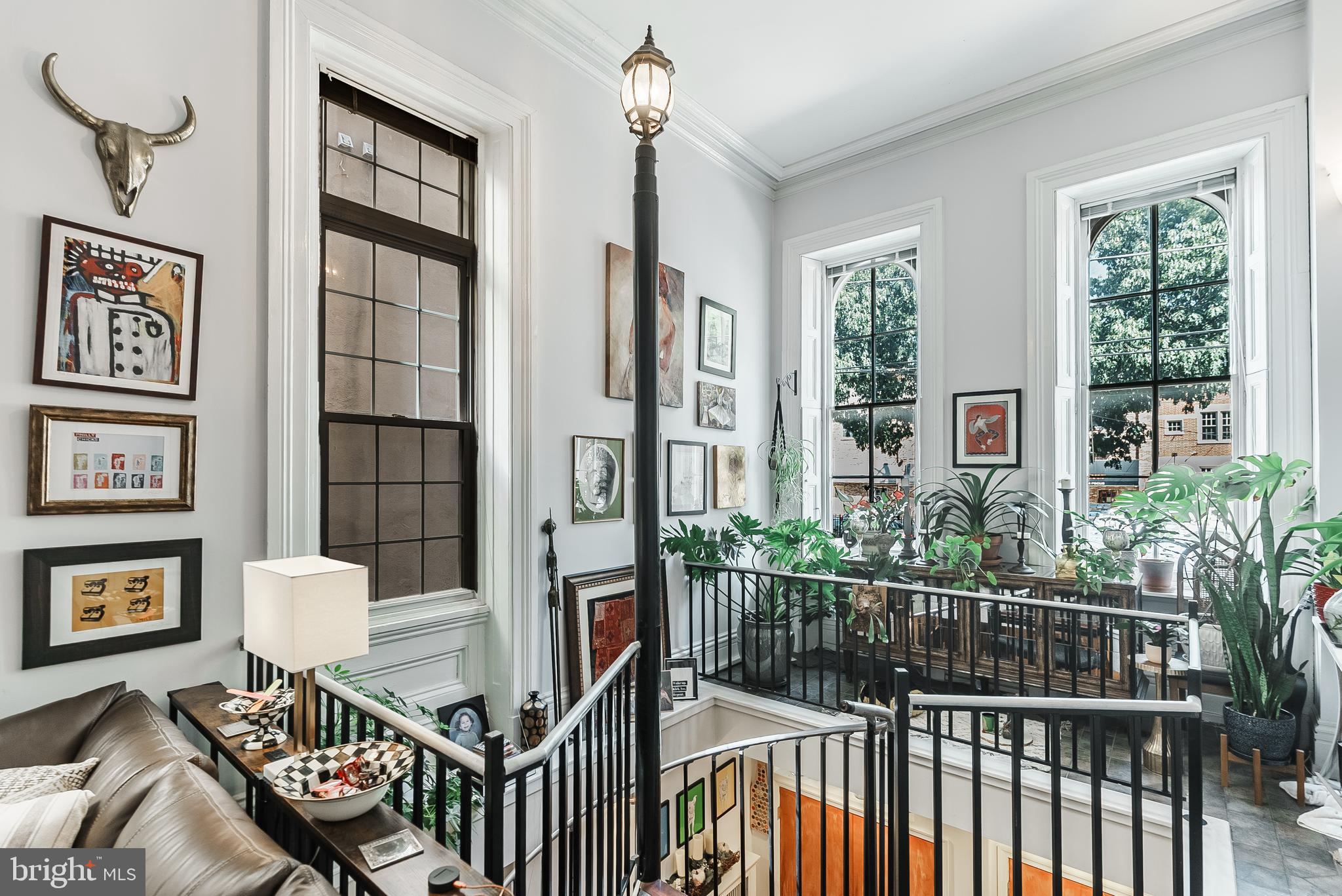 QUEEN VILLAGE - Commercial Sale