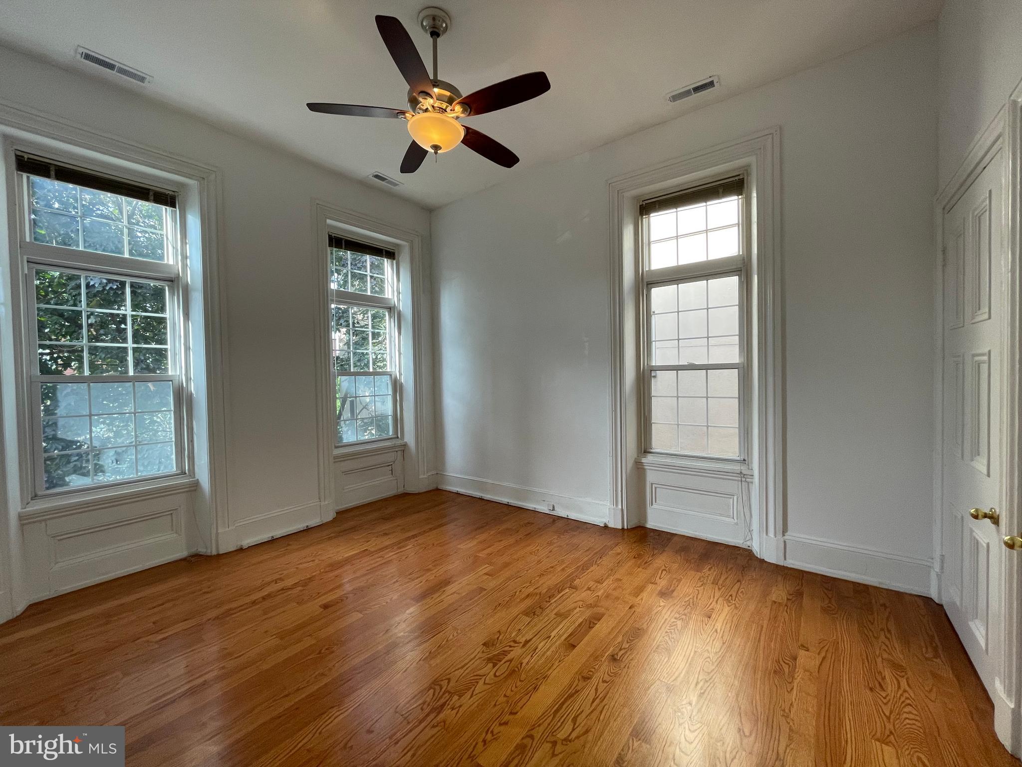 QUEEN VILLAGE - Commercial Sale