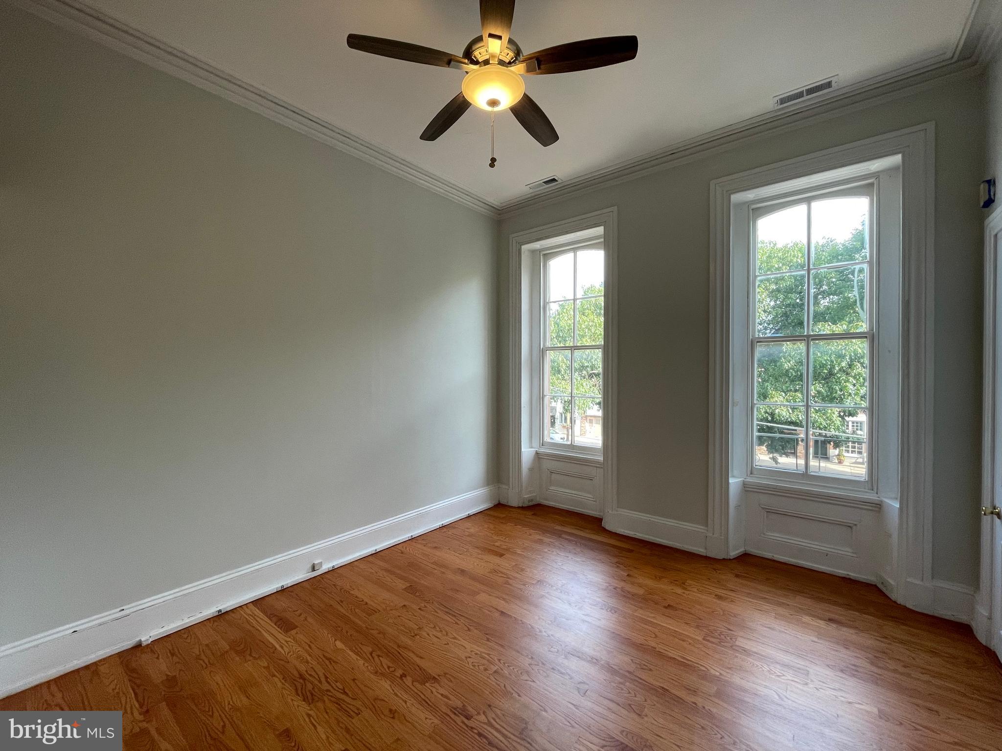 QUEEN VILLAGE - Commercial Sale