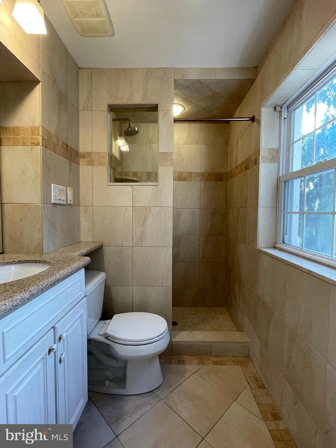 QUEEN VILLAGE - Commercial Sale