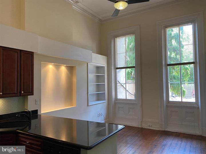 QUEEN VILLAGE - Commercial Sale