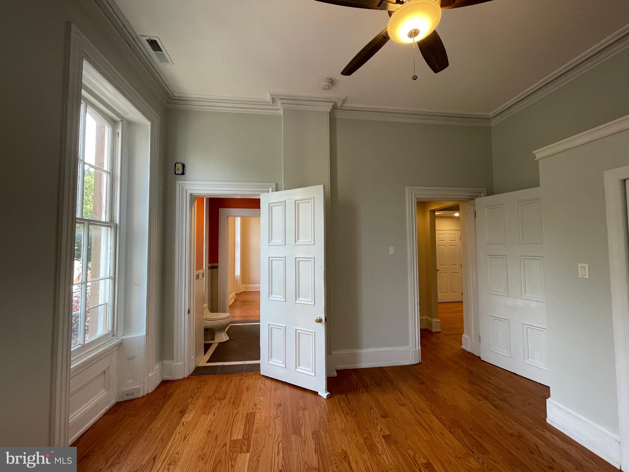 QUEEN VILLAGE - Commercial Sale