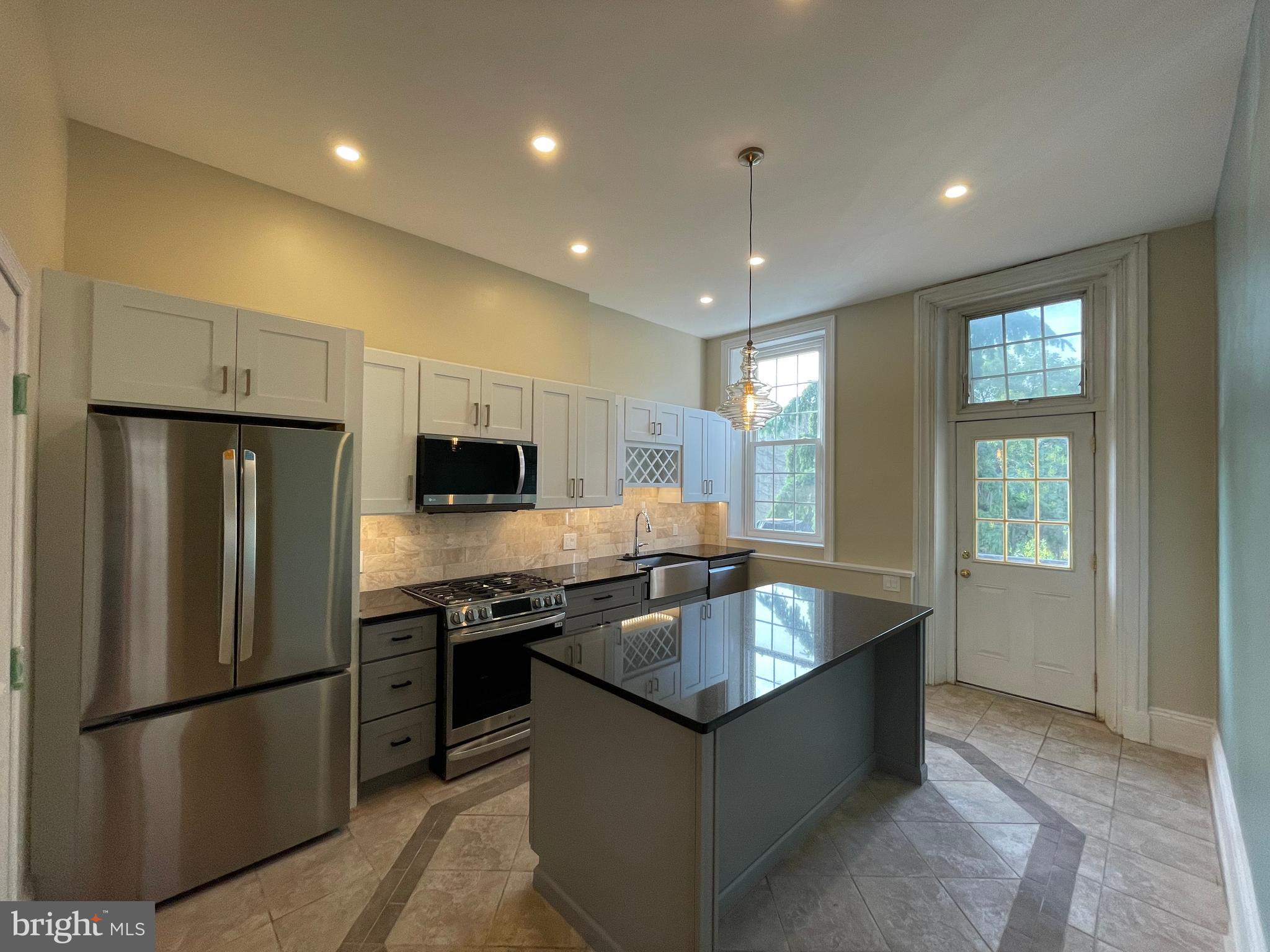 QUEEN VILLAGE - Commercial Sale