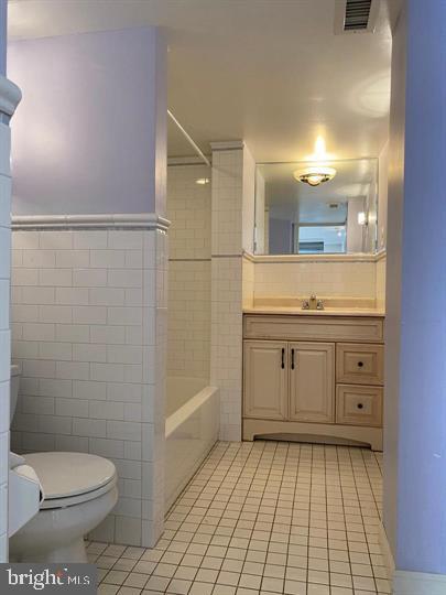 QUEEN VILLAGE - Commercial Sale