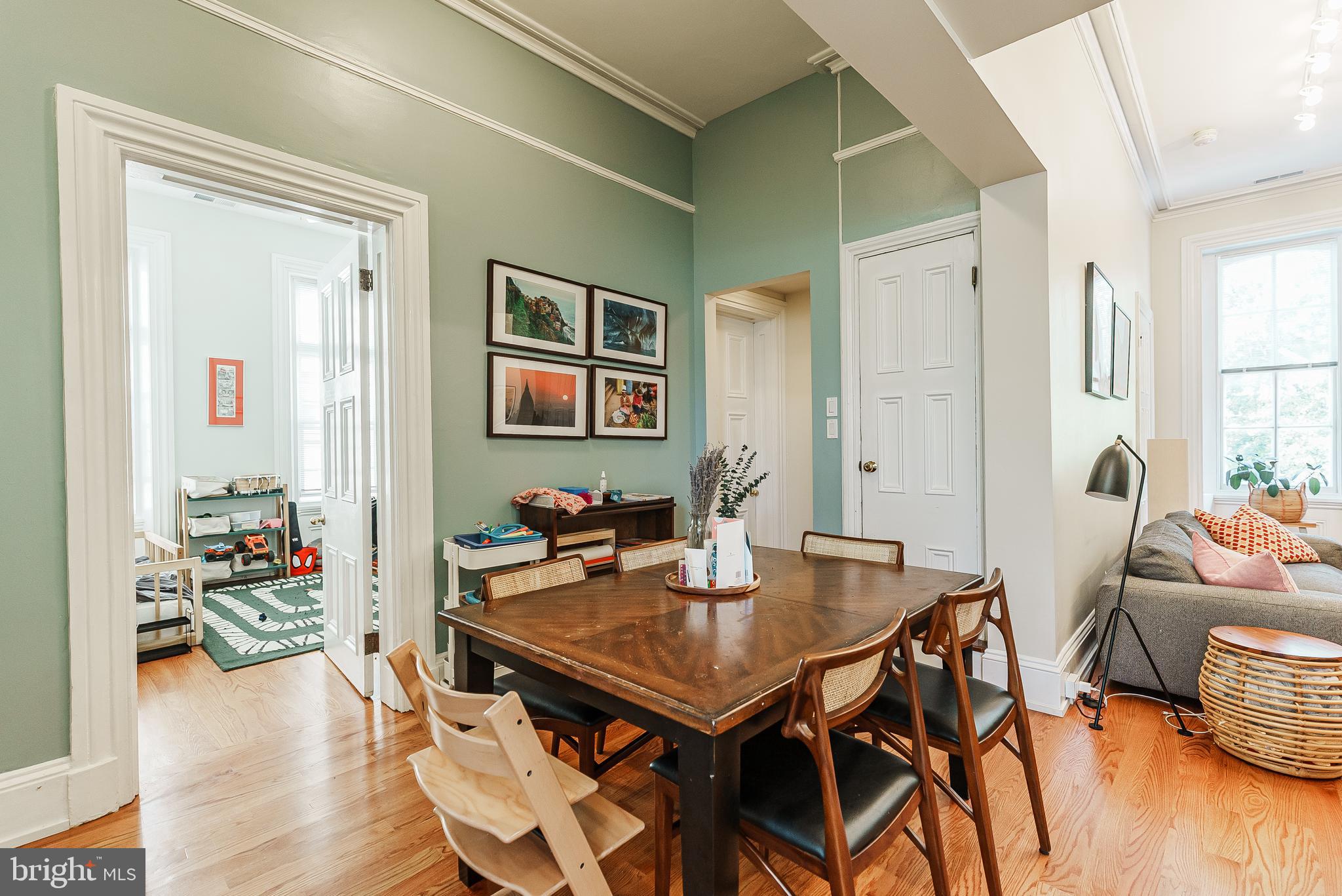 QUEEN VILLAGE - Commercial Sale