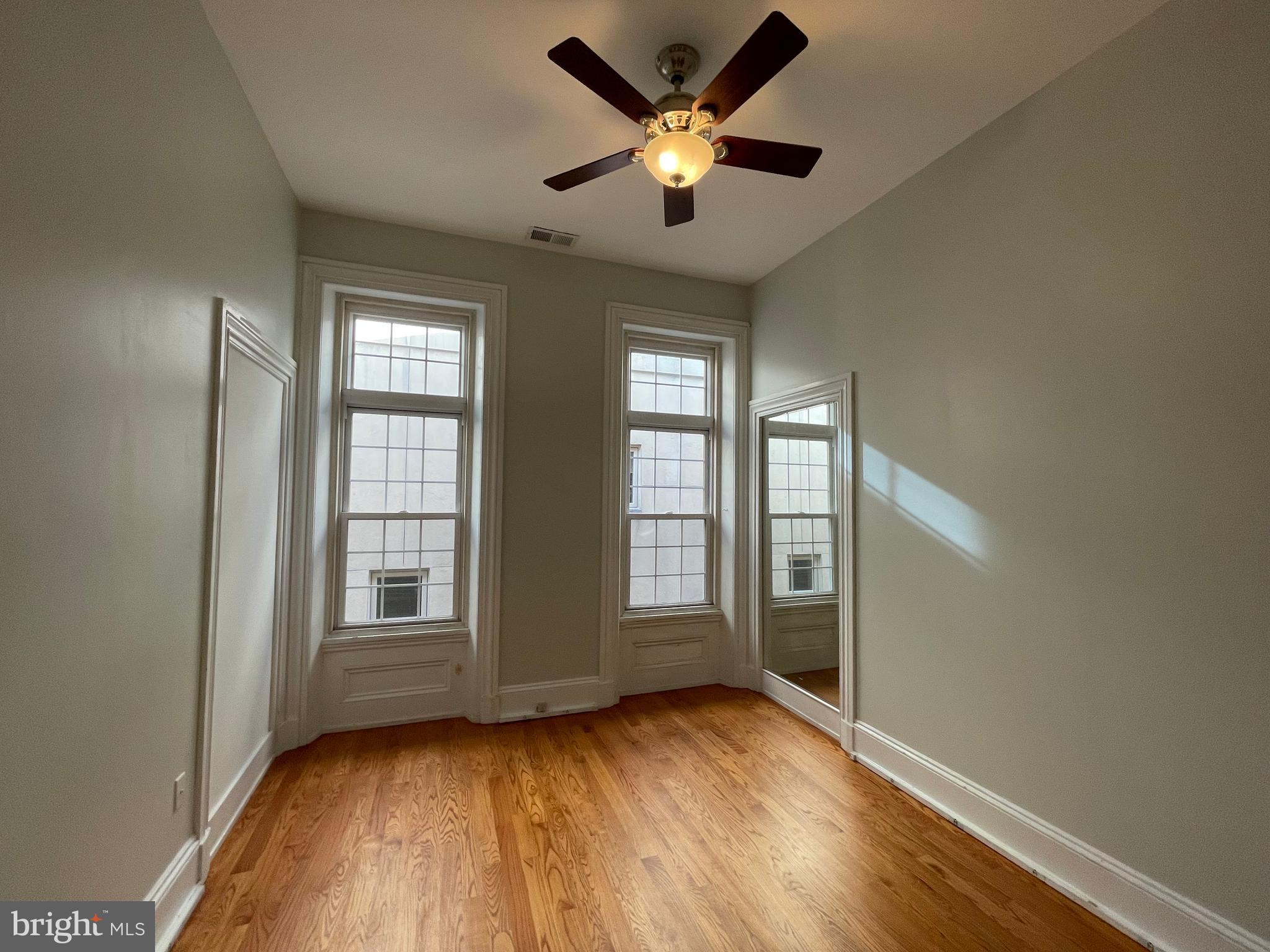 QUEEN VILLAGE - Commercial Sale