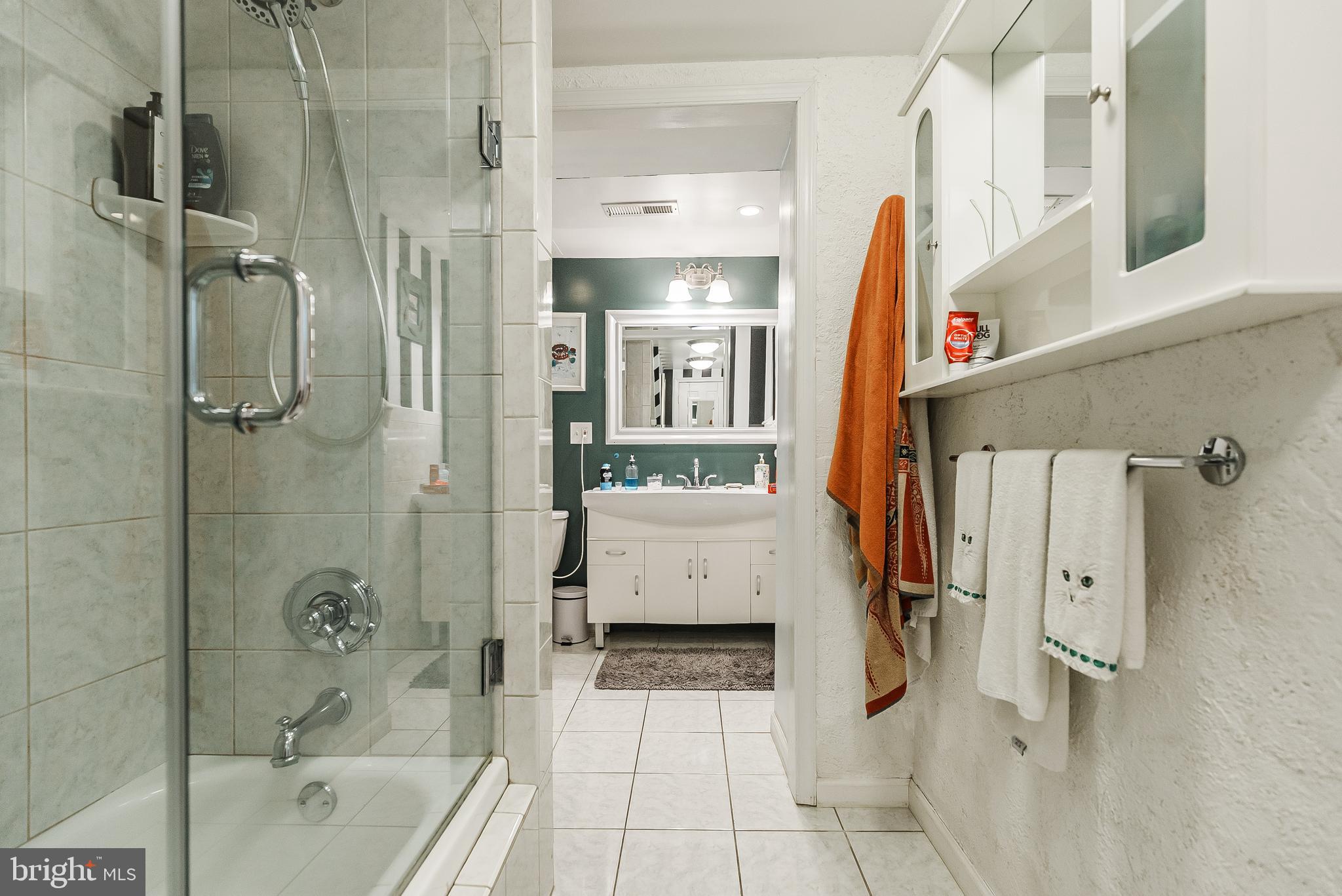 QUEEN VILLAGE - Commercial Sale