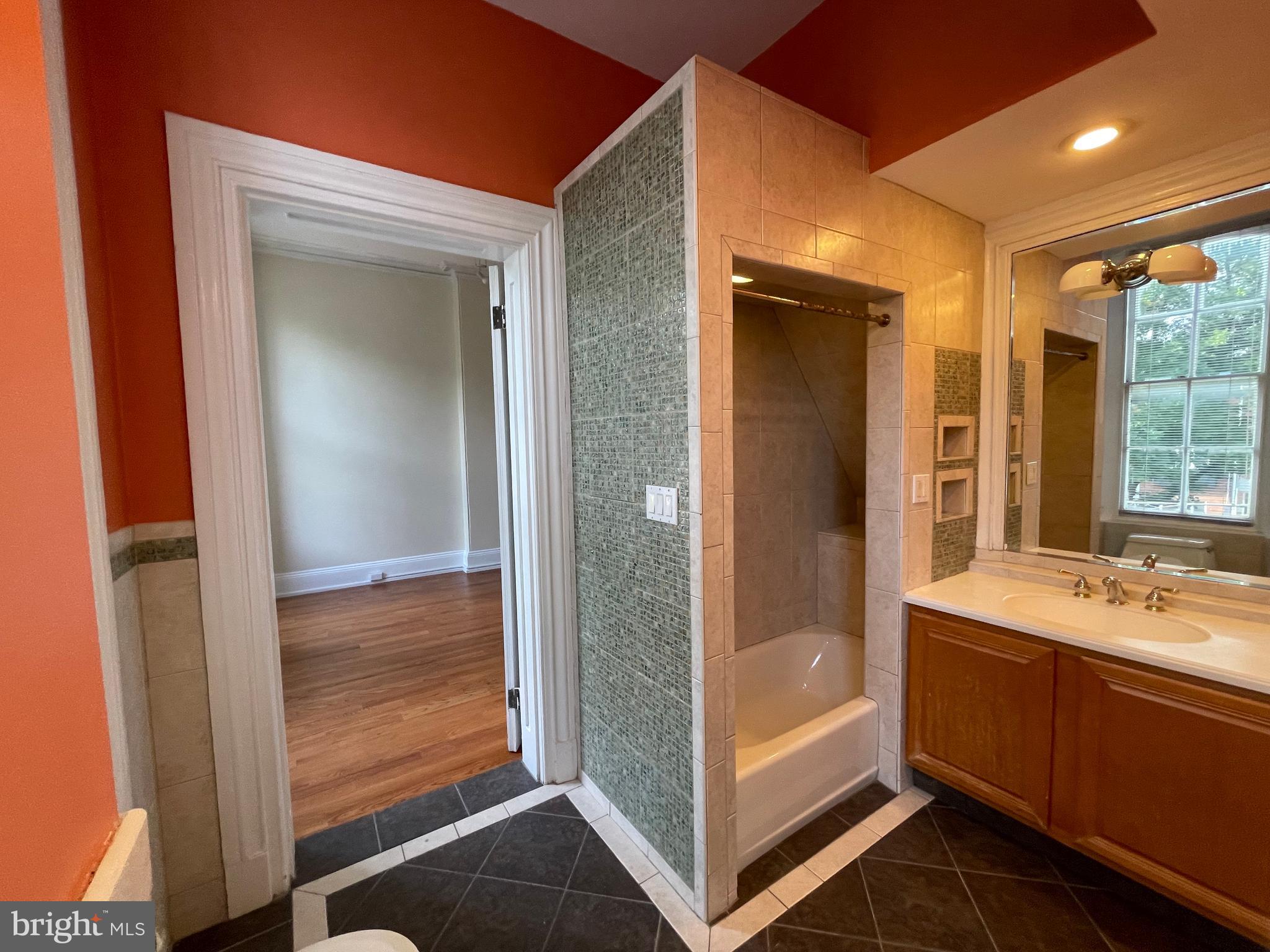 QUEEN VILLAGE - Commercial Sale