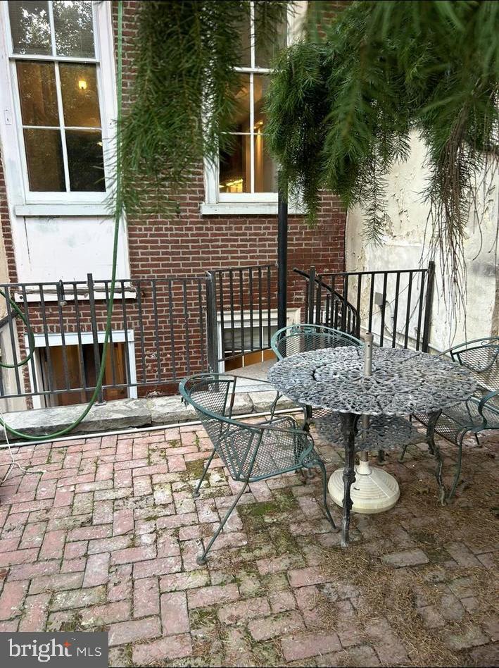 QUEEN VILLAGE - Commercial Sale