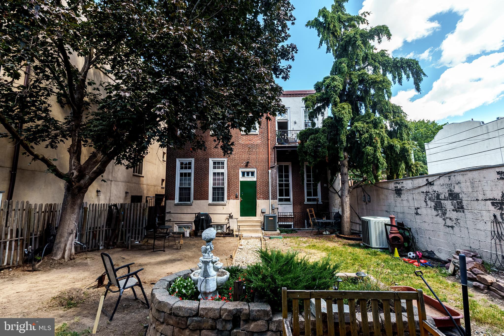 QUEEN VILLAGE - Commercial Sale