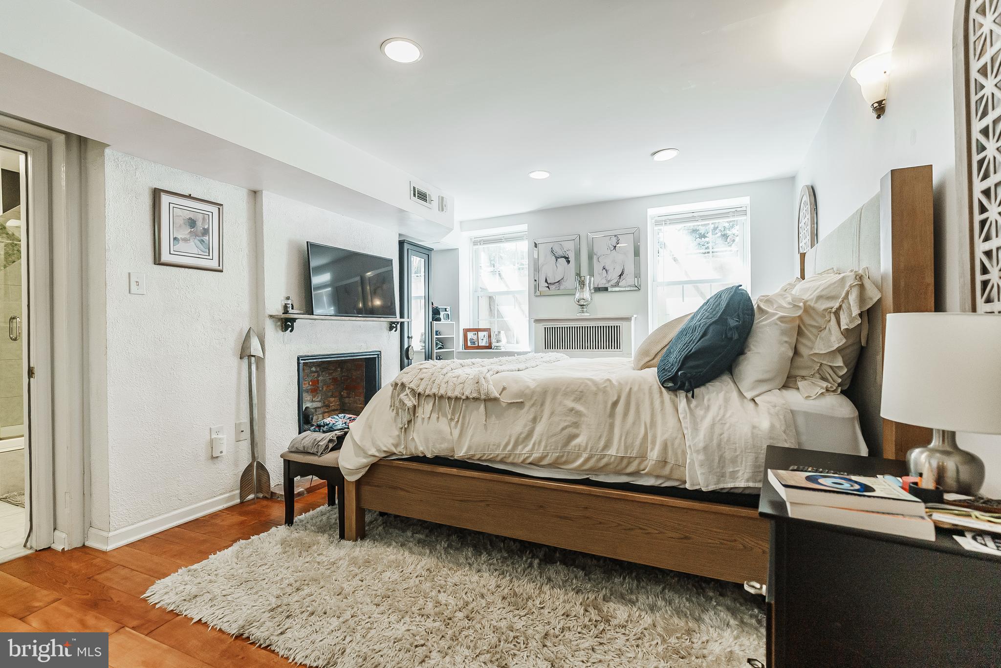 QUEEN VILLAGE - Commercial Sale