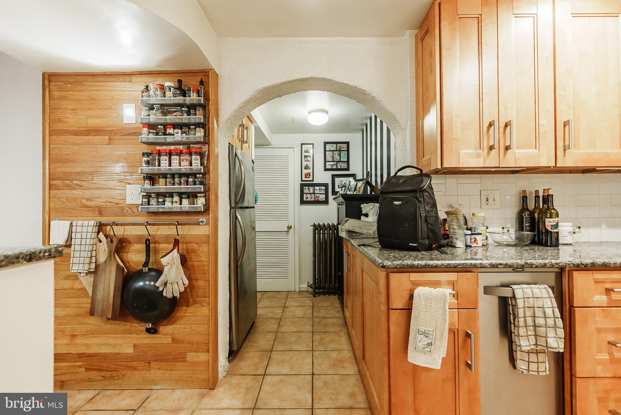 QUEEN VILLAGE - Commercial Sale