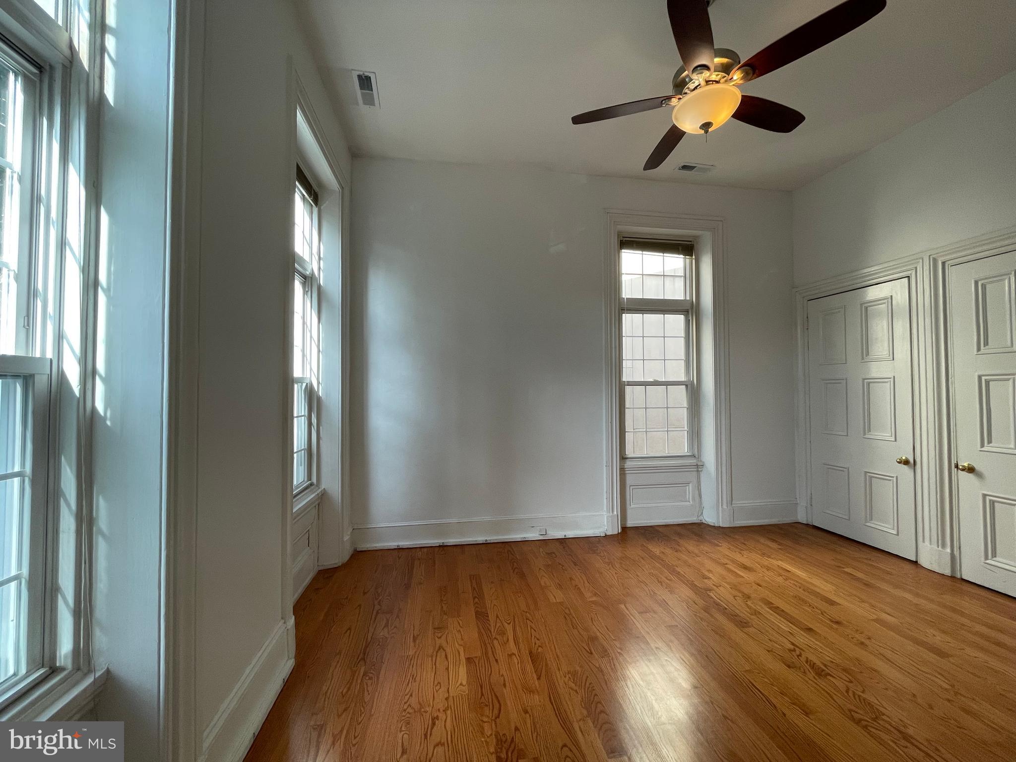 QUEEN VILLAGE - Commercial Sale