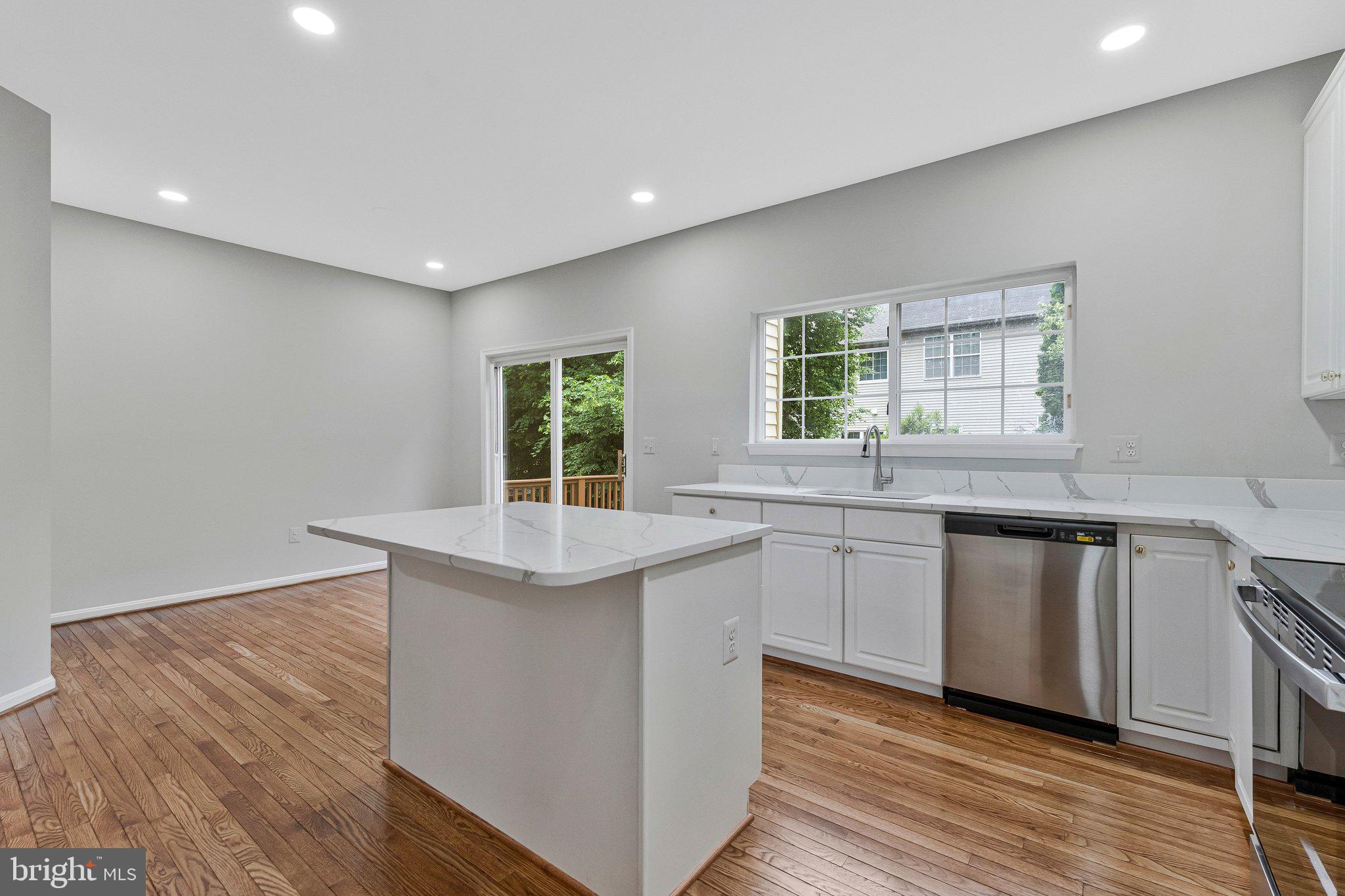 FAIRFAX METRO SQUARE - Residential