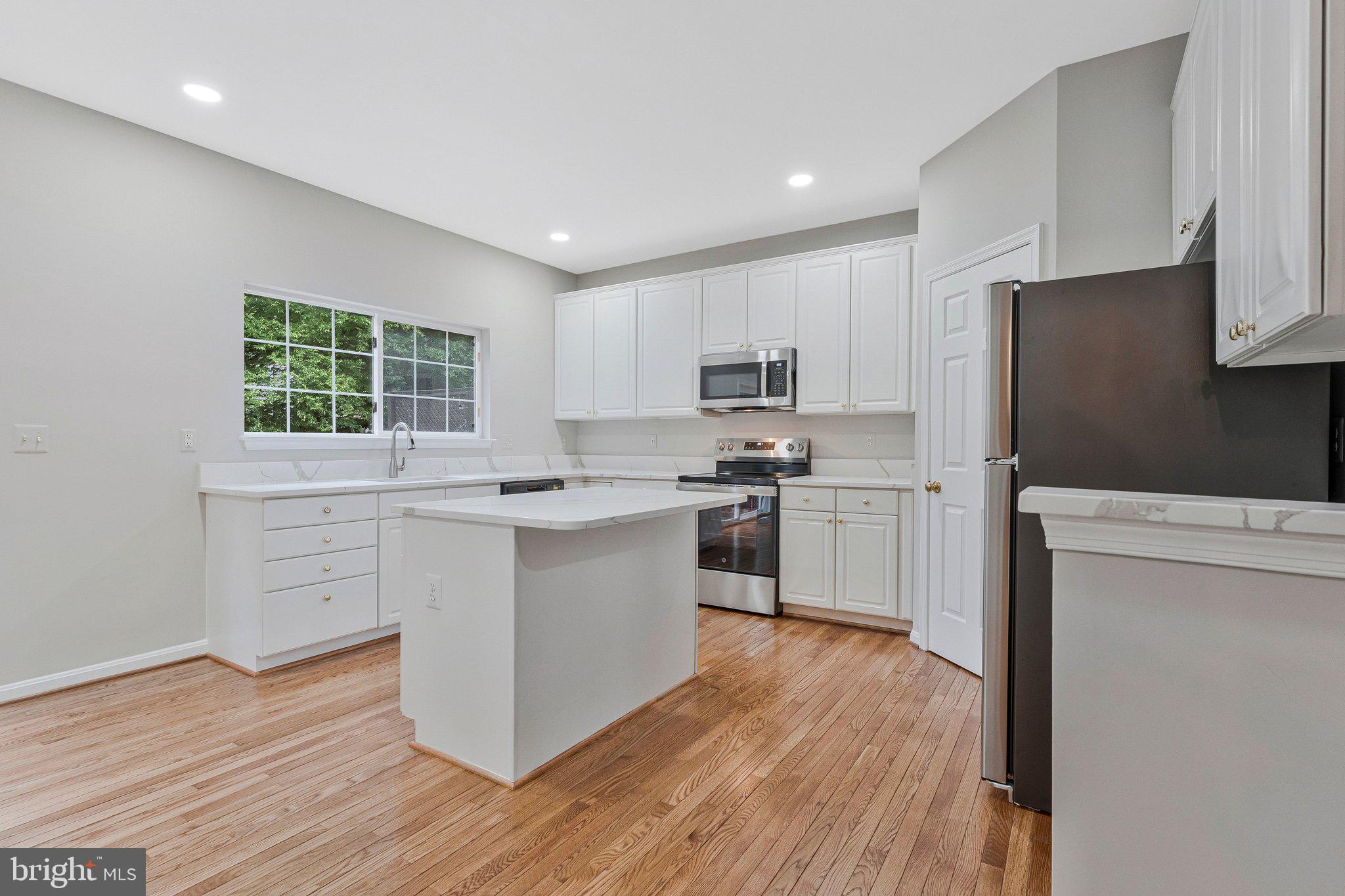 FAIRFAX METRO SQUARE - Residential