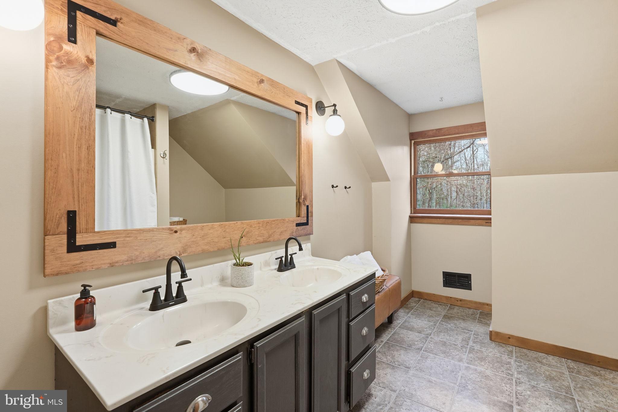 QUEEN TREE LANDING - Residential