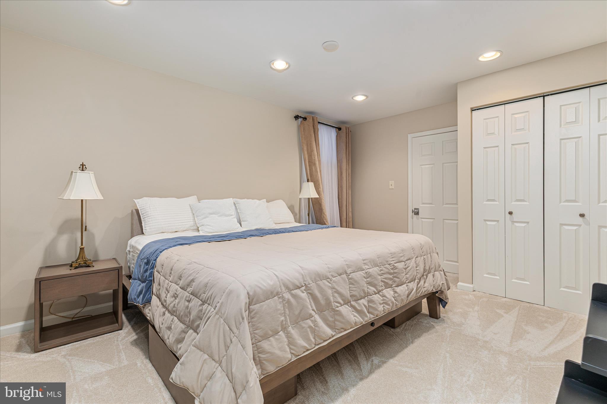 MONROE MANOR - Residential