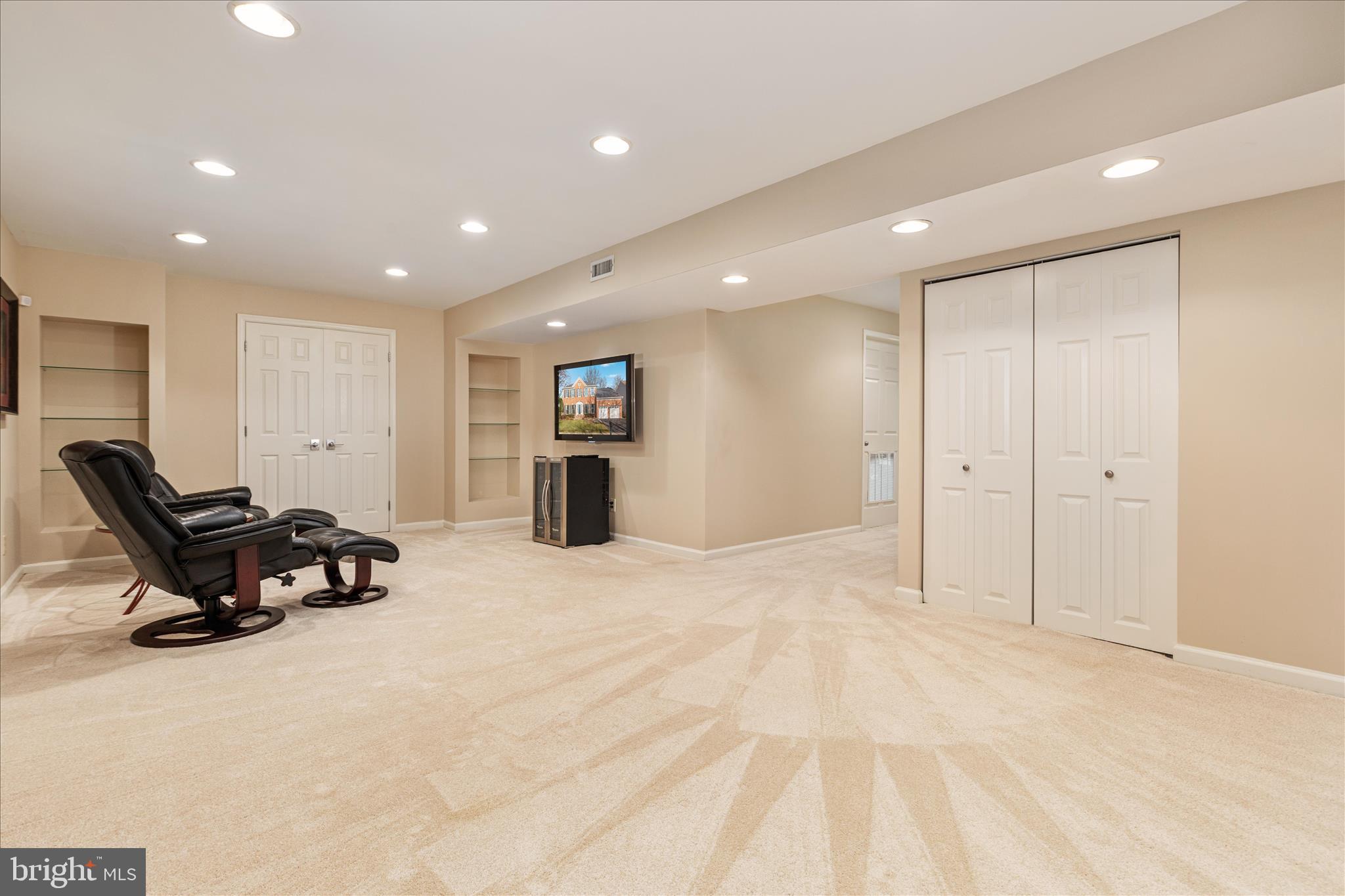 MONROE MANOR - Residential