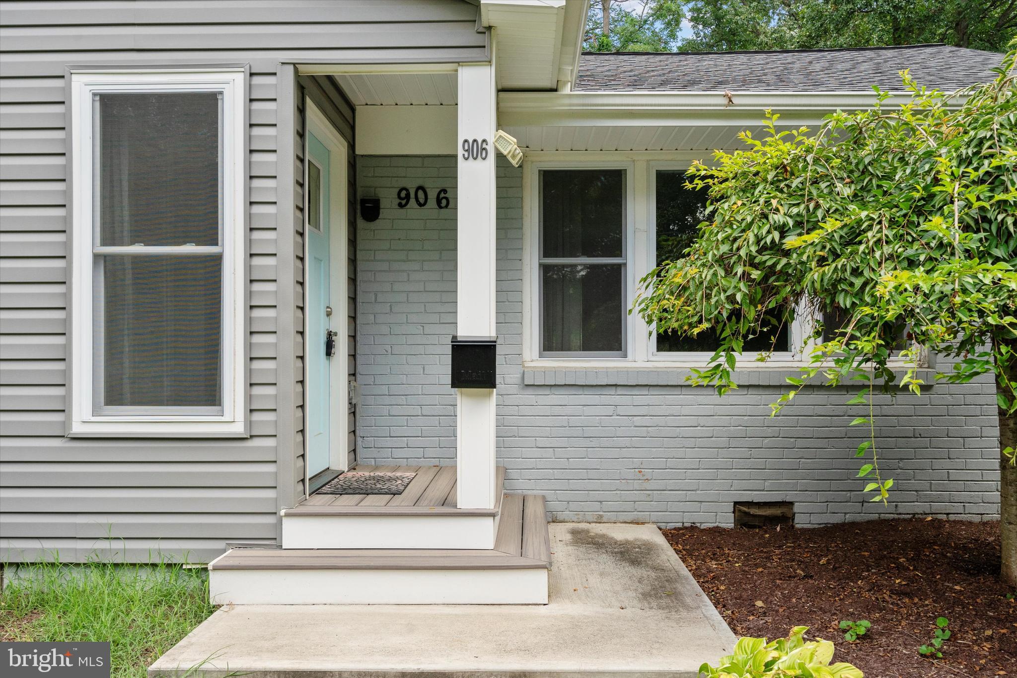 906 MONROE STREET