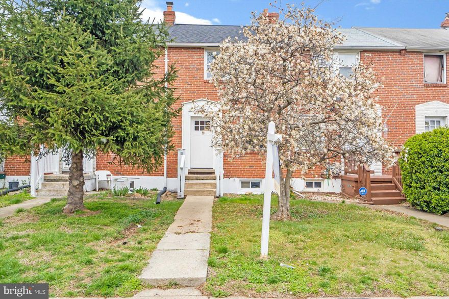 This house simply shows beautifully.   The entire house just painted, hard wood floors just sanded and stained, bathroom and kitchen renovations just complete, rear deck just painted.  Finished basement with full bathroom, bedroom, or can double as another living space, play room, man cave, office, etc.  3 minute drive to 95.  Steps from St. Agnes hospital, and directly across the street from Rhebs, if you have a sweet tooth ;)  Make your appointment asap.