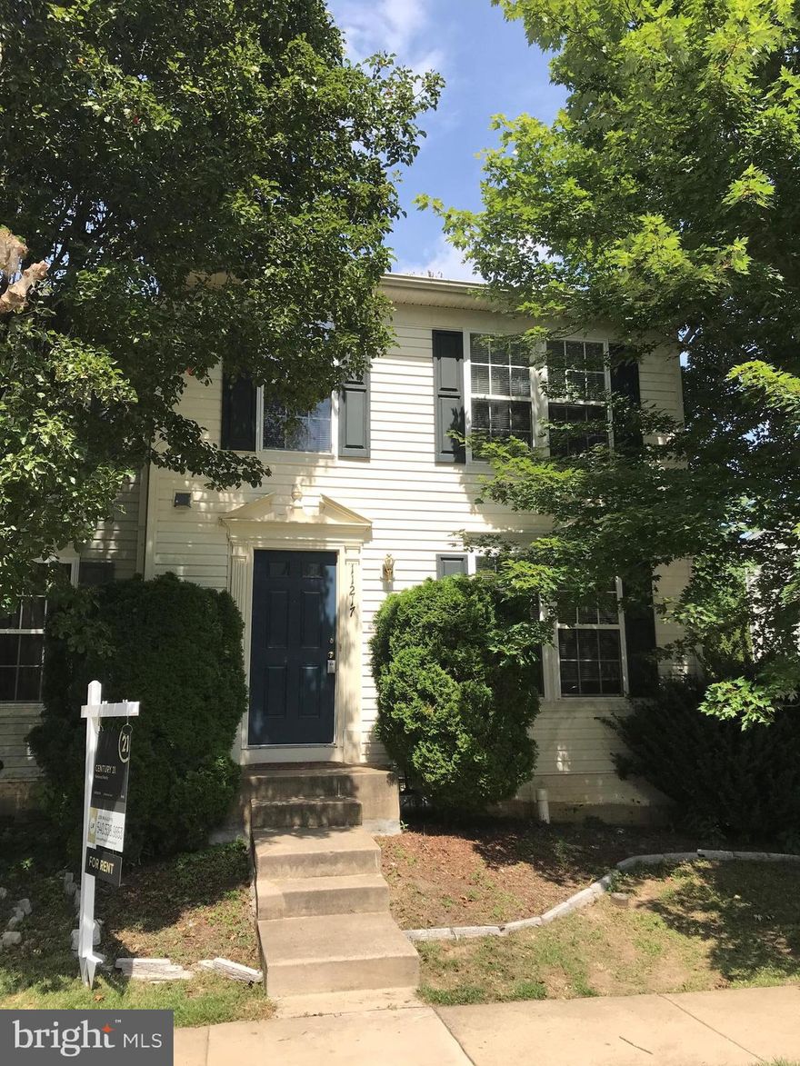 This three-level end unit townhouse offers a fully fenced backyard, providing a great space for outdoor activities. Additionally, it includes two designated parking spaces, making it convenient for residents and guests. This property has great potential for comfortable living!
