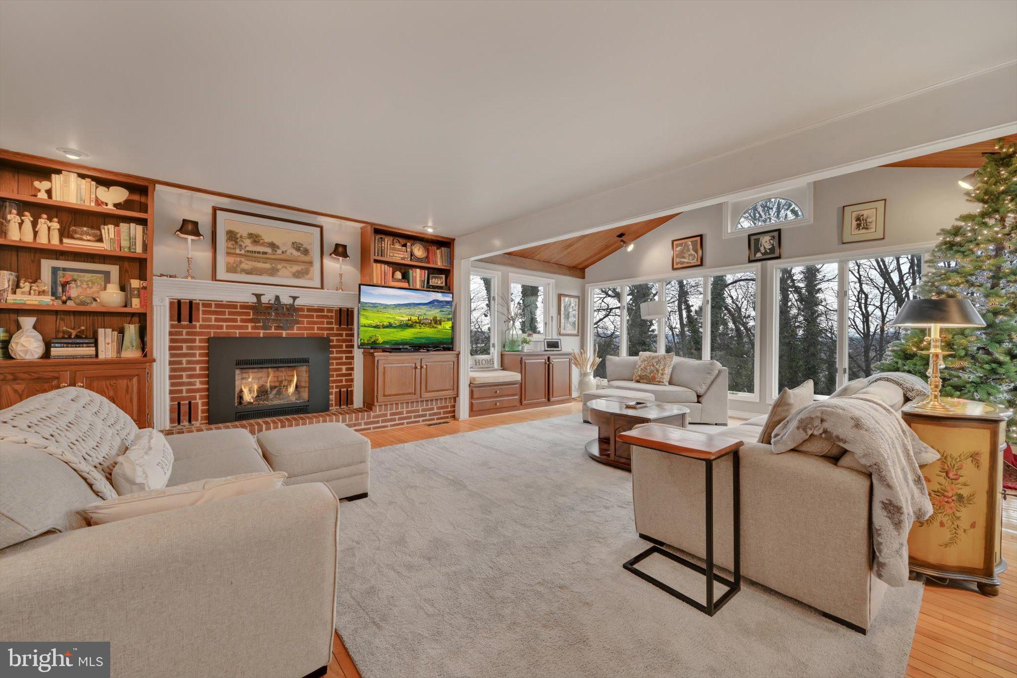 121 GRANDVIEW BOULEVARD