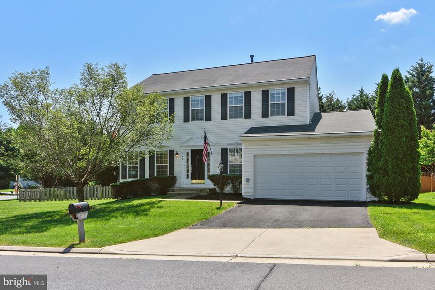 3 FIN LV COL. IN ONE OF PR WM CO PREMIER COMMUNITIES ASHLAND(NEAR MONTCLAIR)*LG FENCED CORNER LOT*FEAT: 2 STORY FOYER, LR, SEP. DR, GOURMET STYLE KIT. W/ GRANITE COUNTERS, ISLAND, SECRETARY, NEW REFRIG, MICROWAVE & STOVE, BRKFT ARE W/WO TO CUSTOM DK & PATIO & FEN CD YD, FR W/GAS FP*UL: MBR SUITE W/LUX BA, 3 ADD, BRs & BA*LL: RR W/WO, 3RD BA, DEN/EXCERSISE RM, STORAGE RM*NO SMOKING* NO CATS*Dog CBC