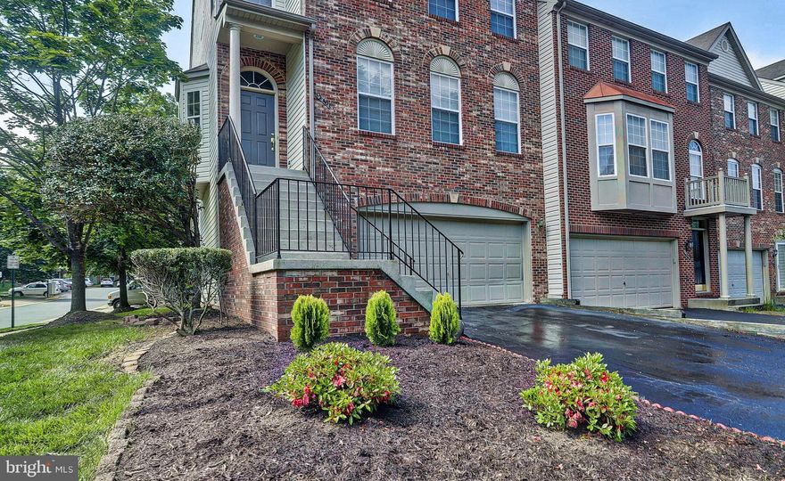 Corner premium lot and the largest lot size in the area with fabulous 3 large bedrooms town-home in sought after Courts of Fair Lakes. Breakfast Area, Combination Kitchen/Dining, Dining area, Family room off Kitchen-Eat-In, Kitchen-Gourmet, Master Bath w/Whirlpool. Wood Floors, Fireplace, Build-in Microwave, Cook-top, 2 car garage. Fabulous sun-filled open area with a gourmet kitchen with huge breakfast bar, large deck. Perfect for entertaining! Hardwoods throughout entire main level. 1 Fireplace with glass doors, gas/propane. Spacious lower level walkout with full bathroom. New A/C, hot water heater. Don't miss this one! Vacant