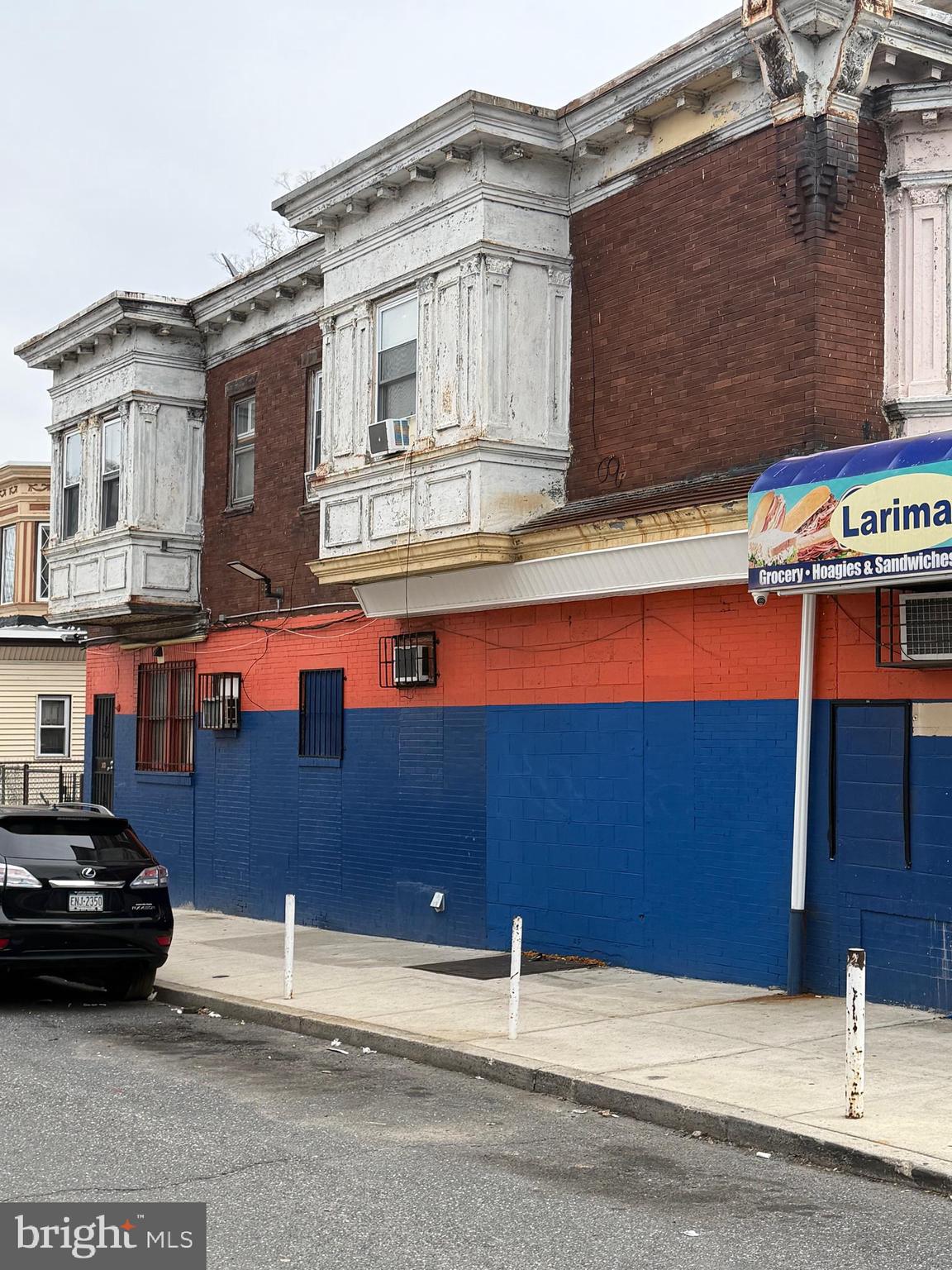 Main image without alt text