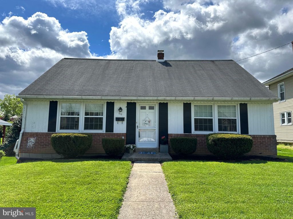 Photo of 212 E LINCOLN AVE, LITITZ, PA 17543 (MLS # PALA2033978)