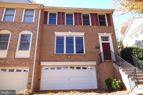 Photo of 11322 Hollowstone Drive, ROCKVILLE, MD 20852 (MLS # MDMC2207970)