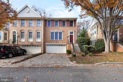 Photo of 11322 Hollowstone Drive, ROCKVILLE, MD 20852 (MLS # MDMC2207970)