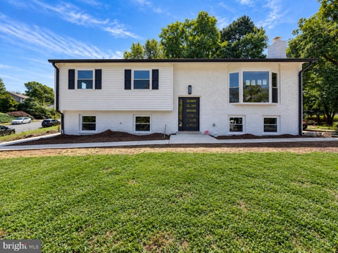 Photo of 300 Valeview Court NW, VIENNA, VA 22180 (MLS # VAFX2339664)
