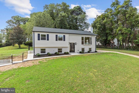 Photo of 300 Valeview Court NW, VIENNA, VA 22180 (MLS # VAFX2339664)